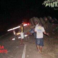 Carreta que transportava pedra de 30 toneladas tomba na Br120 em Viçosa.