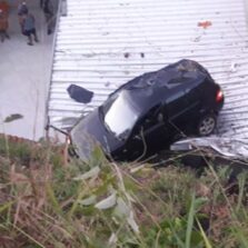 Motorista perde controle e carro vai parar no telhado de residência em Teixeiras