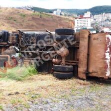 Caminhão do Saae tomba no bairro Santo Antônio em Viçosa