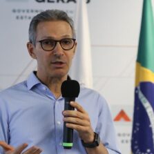 Zema sanciona auxílio emergencial de R$ 600 a famílias mineiras de baixa renda