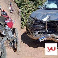 Colisão frontal deixa motoqueiro ferido