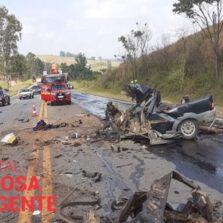 Mulher morre e motorista fica gravemente ferido em acidente com ônibus