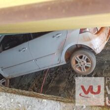 Carro cai em vão da Igreja Matriz de Araponga