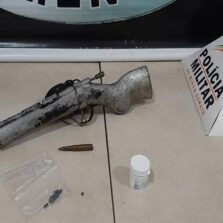Homem é preso com espingarda chumbeira após ameaçar vizinho na Posses
