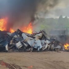 Incêndio atinge deposito de sucatas em Conselheiro Lafaiete