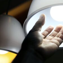Aneel prorroga proibição de corte de luz por inadimplência