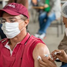 Servidores da UFV recebem primeira dose da vacina contra covid-19