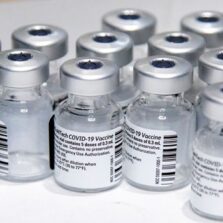 Brasil recebe lote de 4,5 milhões de doses da vacina da Pfizer