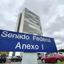 Senado aprova política de estímulo à informatização de escolas