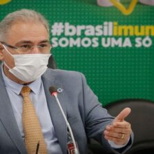 Avião com 1,5 milhão de doses da Janssen chega amanhã, diz ministro