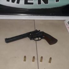 Suspeito é preso com revólver 38 no bairro Nova Viçosa