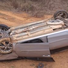 Motorista cochila no volante e capota veículo no bairro Romão dos Reis