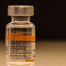 Covid-19: OMS aprova inclusão da CoronaVac em lista de uso emergencial