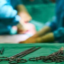 Sociedades médicas se mobilizam contra procedimentos estéticos ilegais