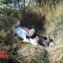 Motorista dorme e capota veículo em Viçosa