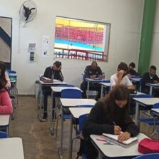 Alunos do 9º ano e do 3º ano do ensino médio retornam às aulas presenciais em Minas