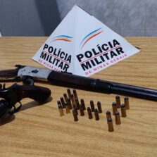 Vereador de Araponga e seu pai são presos portando armas de fogo e munições