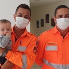 Pai entra para corpo de bombeiros e reencontra sargento que salvou seu filho