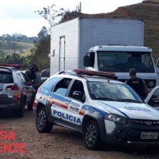Criminosos roubam caminhão em Oratórios e deixam vítimas presas no baú em Viçosa