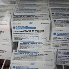 Anvisa pede alteração na bula de vacinas Janssen e AstraZeneca