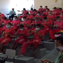 Detentos produzem toucas para moradores de rua e idosos da RMBH