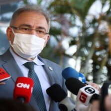 Ministro fala sobre aplicação de dose extra de vacina