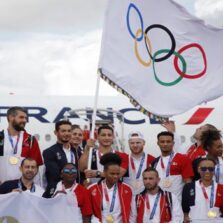 França recebe bandeira olímpica e promete “Jogos para as pessoas”