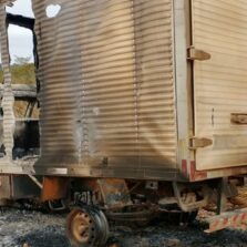 Caminhão roubado na Serra de São Geraldo é localizado queimado na zona rural de Paula Cândido