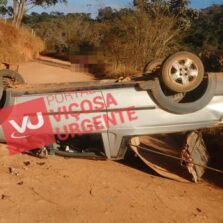 Ladrões capotam carro roubado em Araponga