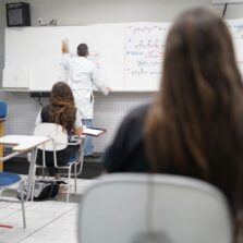 Câmara dos deputados aprova oferta gratuita de absorventes para estudantes