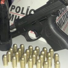 Bêbado é preso com arma roubada em Ubá
