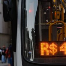 Universitários ocupam prefeitura do Rio e cobram volta do passe livre