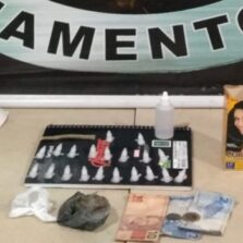 Suspeitos são flagrados com drogas em barbearia no Bairro São José