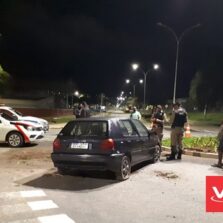 Veículo desgovernado atinge poste na UFV
