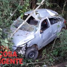 Carro capota na rodovia BR120 em Viçosa