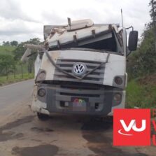 Caminhão tomba na rodovia que liga Porto Firme/Piranga