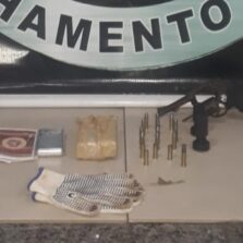 Adolescente é baleado em Coimbra e PM apreende arma e drogas na casa de suspeitos