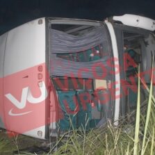Ônibus com aproximadamente 20 passageiros tomba na Br120 em Viçosa