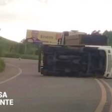 Caminhão tomba na Br120 em Viçosa