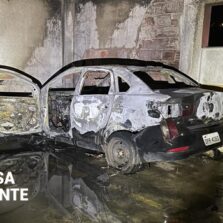 Carro pega fogo na garagem de prédio em Viçosa