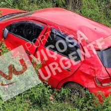 Motorista abandona veículo após capotamento na rodovia Viçosa/Porto Firme