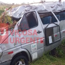 Van de Viçosa capota em Prados e deixa três feridos