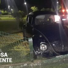 Fusca bate em mureta na UFV