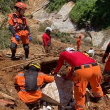 Bombeiros de Minas Gerais permanecem em Petrópolis