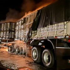 Carreta bitrem pega fogo na rodovia que liga Ponte Nova/Teixeiras