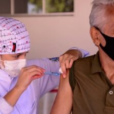 Minas aplicará a quarta dose da vacina contra covid-19 nos idosos acima de 70 anos