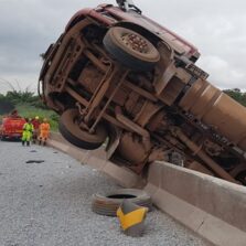 Caminhão fica pendurado após acidente em rodovia