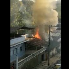 Ponte Nova: Criminosos ateiam fogo em casa e vítima tem queimaduras graves
