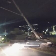 Motorista abandona carro após colidir com poste em Viçosa