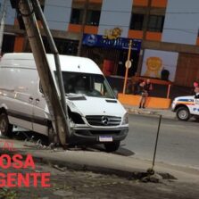 Condutor inabilitado bate em poste na Castelo Branco em Viçosa.